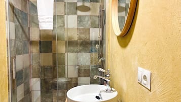 Dusche, Haartrockner, Handtücher
