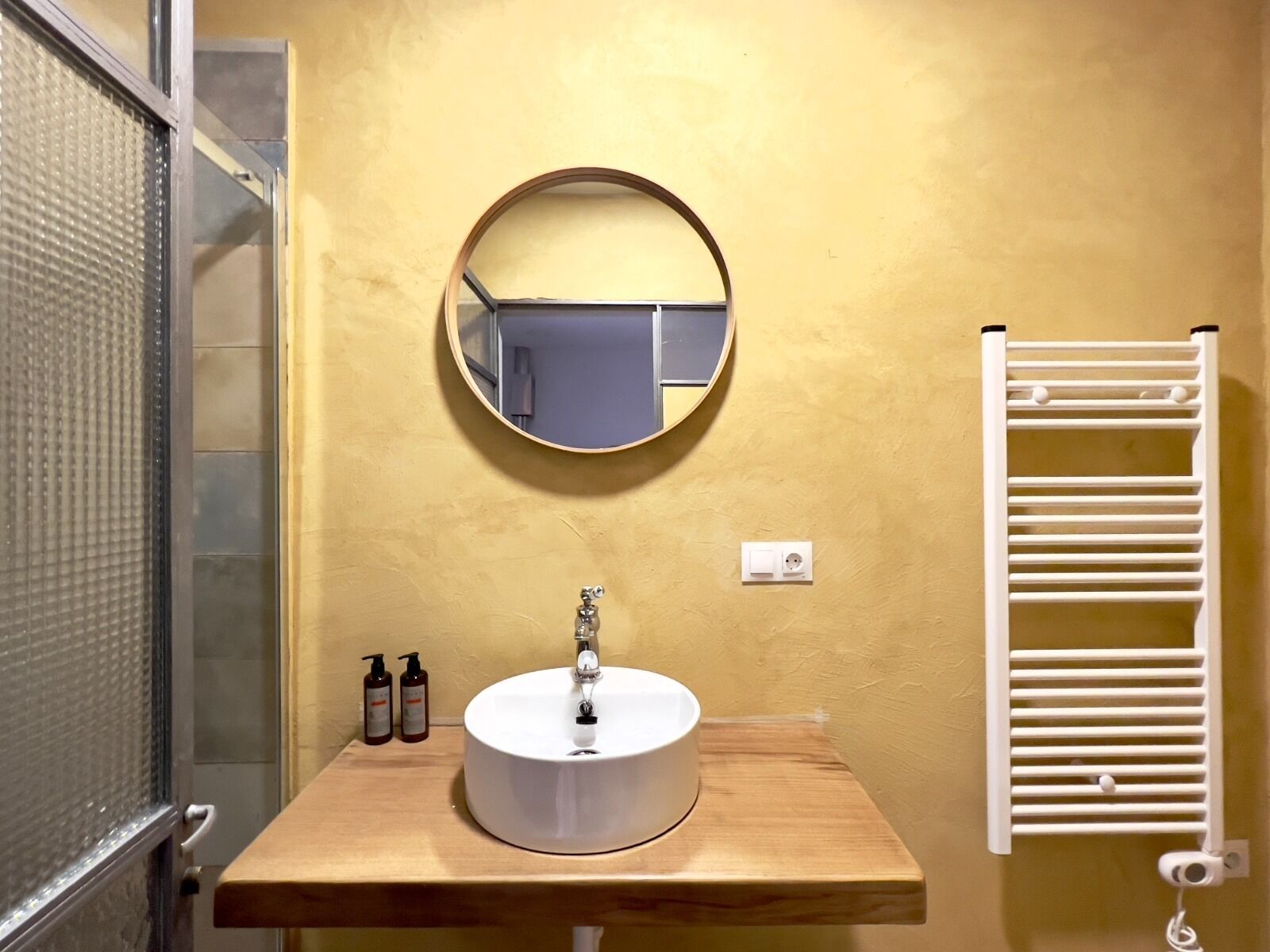 Suihku, hiustenkuivaaja, pyyhkeet