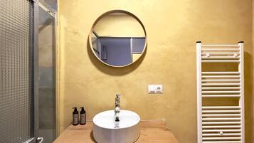 Ducha, secador de pelo y toallas