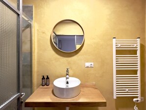 Douche, sĂšche-cheveux, serviettes fournies