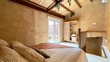 1 dormitorio, tabla de planchar con plancha, ropa de cama