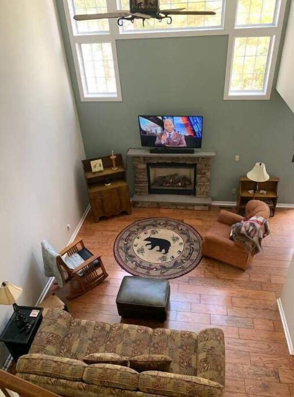 TV connectée, cheminée, jeux vidéo, livres