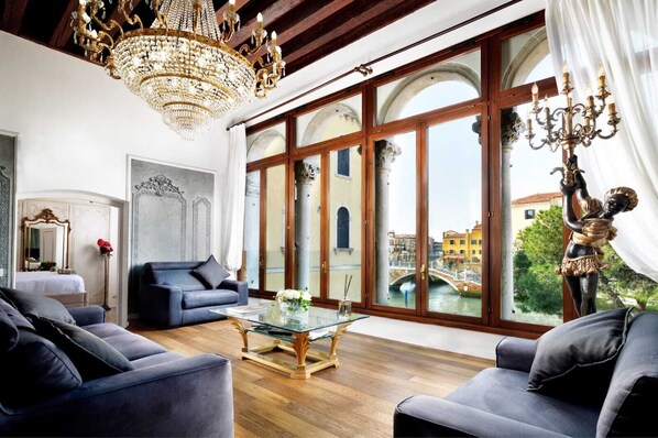 Smart TV, videogiochi, lettore DVD, impianto stereo