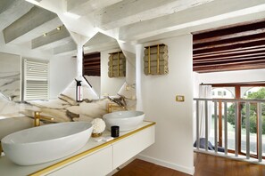 Hårtørrer, bidet, håndklæder, Sæbe