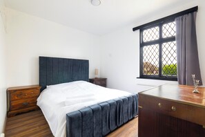 House | 8 bedrooms, free WiFi, bed sheets - Lux 8Br Thamesfront Villa w/ Yacht & Sauna (Staines)
