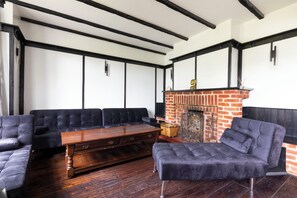 House | Living area | Fireplace - Lux 8Br Thamesfront Villa w/ Yacht & Sauna (Staines)