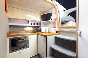 House | Private kitchen | Fridge, microwave, oven, stovetop - Lux 8Br Thamesfront Villa w/ Yacht & Sauna (Staines)