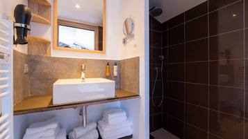 Dusj, miljøvennlige toalettsaker, hårføner og håndklær