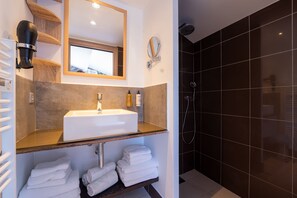 Douche, articles de toilette écologiques, sèche-cheveux