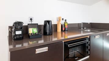 Refrigerador, horno, cafetera y tetera y utensilios de cocina
