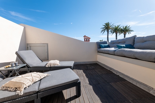 Rooftop terrace equipped with sun loungers – Relax and enjoy the stunning mountain views from the rooftop terrace of Nest in Mandara, Juan-les-Pins.