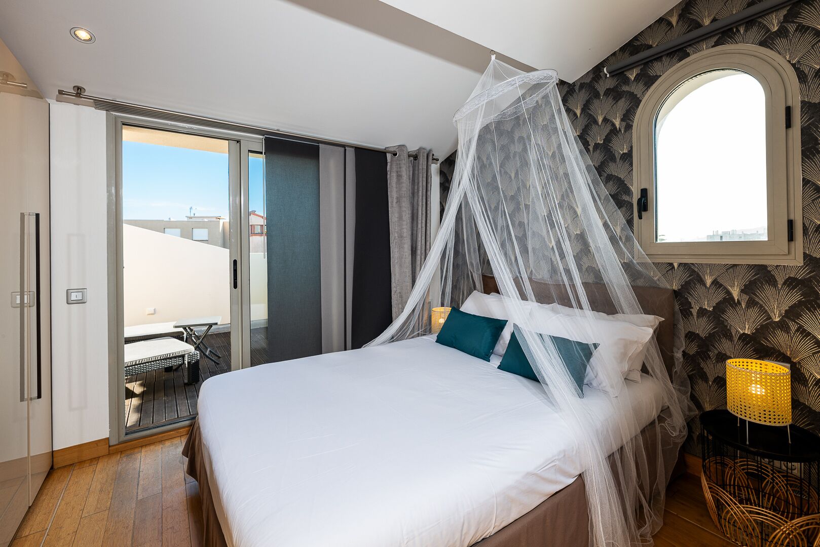 1 chambre, coffre-fort, bureau, fer et planche à repasser