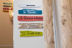Eine Wand mit Hinweisschildern, die verschiedene Orte zeigen.