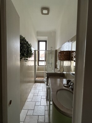 Hair dryer, towels, soap, toilet paper - Dar California - 1926 (Milano)