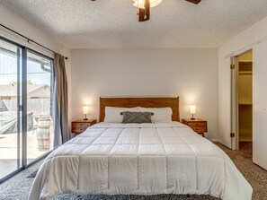 3 室のベッドルーム、デスク、アイロン / アイロン台、旅行用ベビーベッド