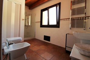 Shower, jetted bath, hair dryer, bidet - Apartment in Farmhouse near Cefalù (Limoni) (Sicilia)