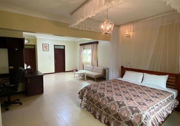 3 bedrooms, desk, iron/ironing board, WiFi