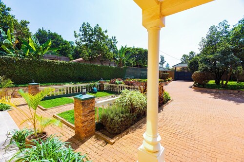 Family-sized unique private villa w/an office & kitchen, super close to the city