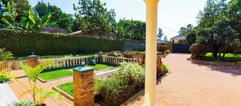 Family-sized unique private villa w/an office & kitchen, super close to the city