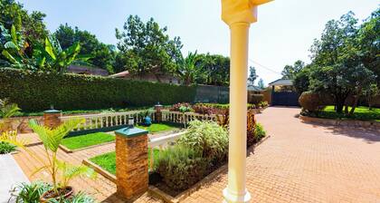 Family-sized unique private villa w/an office & kitchen, super close to the city