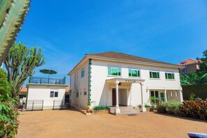 Exterior - Family-sized unique private villa w/an office & kitchen, super close to the city (Kampala)
