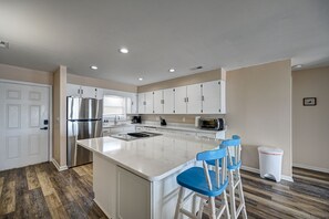 Fridge, microwave, oven, stovetop - Gorgeous Ocean Front - Sleep 8 (Surf City)