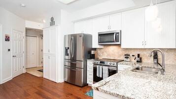 Kjøleskap, mikrobølgeovn, ovn og kokeplater