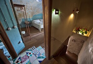 1 habitación, escritorio, tabla de planchar con plancha y wifi