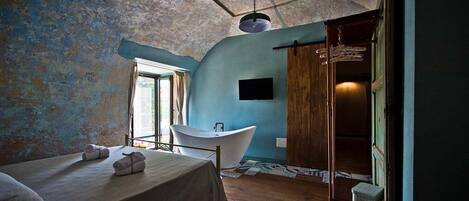 1 bedroom, desk, iron/ironing board, WiFi