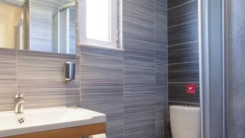 Een douche, een haardroger, handdoeken