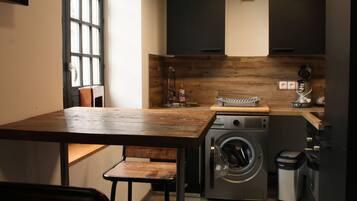 Micro-ondes, four, plaque de cuisson, cafetière/bouilloire