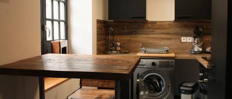 Microwave, oven, stovetop, coffee/tea maker