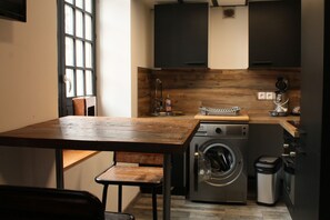 Micro-ondes, four, plaque de cuisson, cafetière/bouilloire