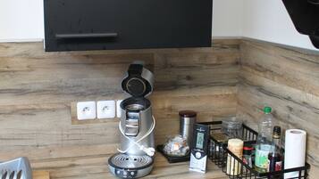 Micro-ondes, four, plaque de cuisson, cafetière/bouilloire