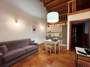 Leilighet – basic, tilgjengelighetstilpasset | Oppholdsområde | Flatskjerm-TV