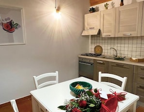 Basic Apartment, Accessible | Private kitchen | Oven, stovetop, high chair, cookware/dishes/utensils - Agriturismo Dispenza (Collesano)
