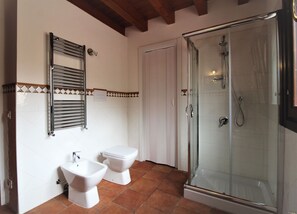 Deluxe Apartment, Sea View | Bathroom | Rainfall showerhead, hair dryer, bidet, towels