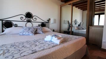 Leilighet – deluxe, sjøutsikt | 2 soverom, skrivebord, skrivebord for bærbar PC og strykejern/-brett