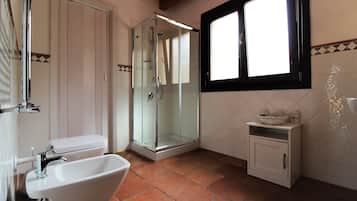 Appartamento Basic, vista mare | Bagno | Soffione a pioggia, asciugacapelli, bidet, asciugamani
