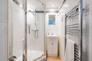 Single Room with Garden View | Bathroom | Towels