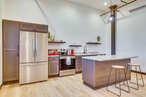 Refrigerador, microondas, horno y parrilla de estufa 