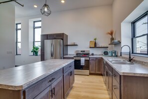 Réfrigérateur, micro-ondes, plaque de cuisson, lave-vaisselle