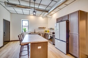 Réfrigérateur, micro-ondes, plaque de cuisson, lave-vaisselle