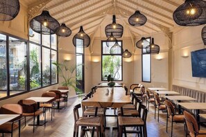 Dining - Sonder Yelo Lumiere (Cannes)