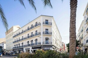 Exterior - Sonder Yelo Lumiere (Cannes)