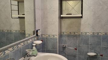 Dusche, Haartrockner, Bidet, Handtücher