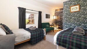 Driepersoonskamer, Meerdere bedden | Een strijkplank/strijkijzer, beddengoed