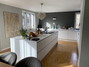 Fridge, microwave, oven, stovetop - Beautiful 3-bed Apartment in Munchen (Munich)