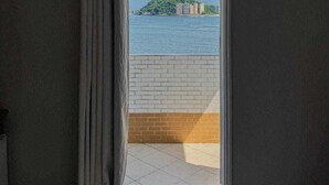 Habitación con vista a un cuerpo de agua y una isla distante.