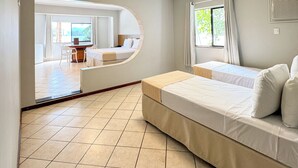 Una habitación de hotel con cama, escritorio y vistas al exterior.